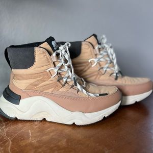 Women’s sorel kinetic boots, size 8